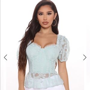 HP✨ MINT LACE TOP